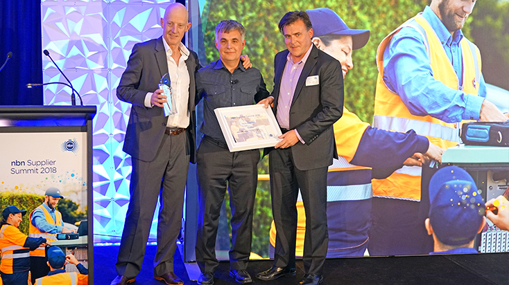 Visionstream CEO Richard Kelleway and NBN Executive General Manager Tim Hardwood accepting the award on behalf of the Visionstream nbn team.